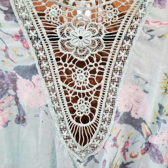 NWOT Gorgeous Lace Floral Cover Up - Picture 2 of 3